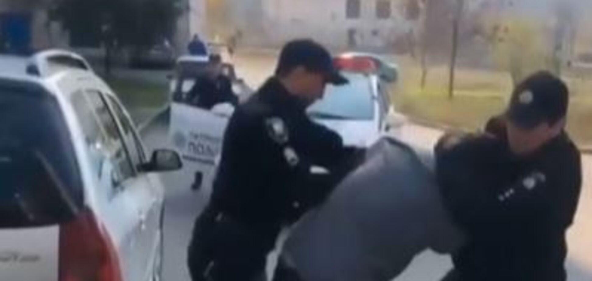 Чути хрускіт кістки: жорстке затримання українця копами у Маріуполі потрапило на відео