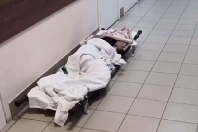 Оставили лежать на полу: в России произошел вопиющий случай в больнице