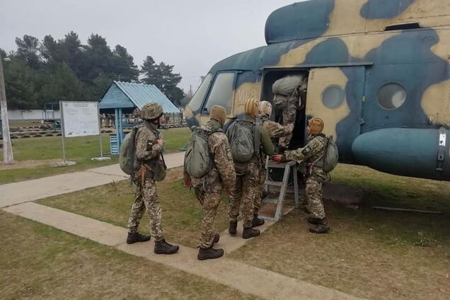 Від тренажерів до стрибка: під Дніпром проходять збори десантників-резервістів