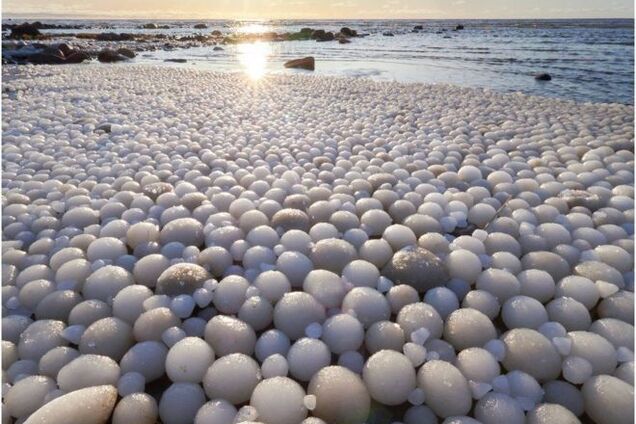 Пляж в Финляндии покрыли гигантские "ледяные яйца": впечатляющие фото