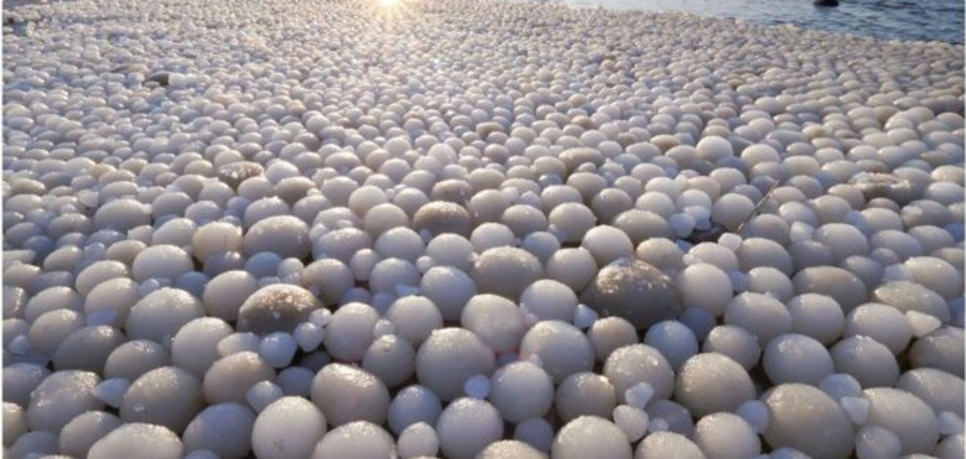 Пляж в Финляндии покрыли гигантские 'ледяные яйца': впечатляющие фото