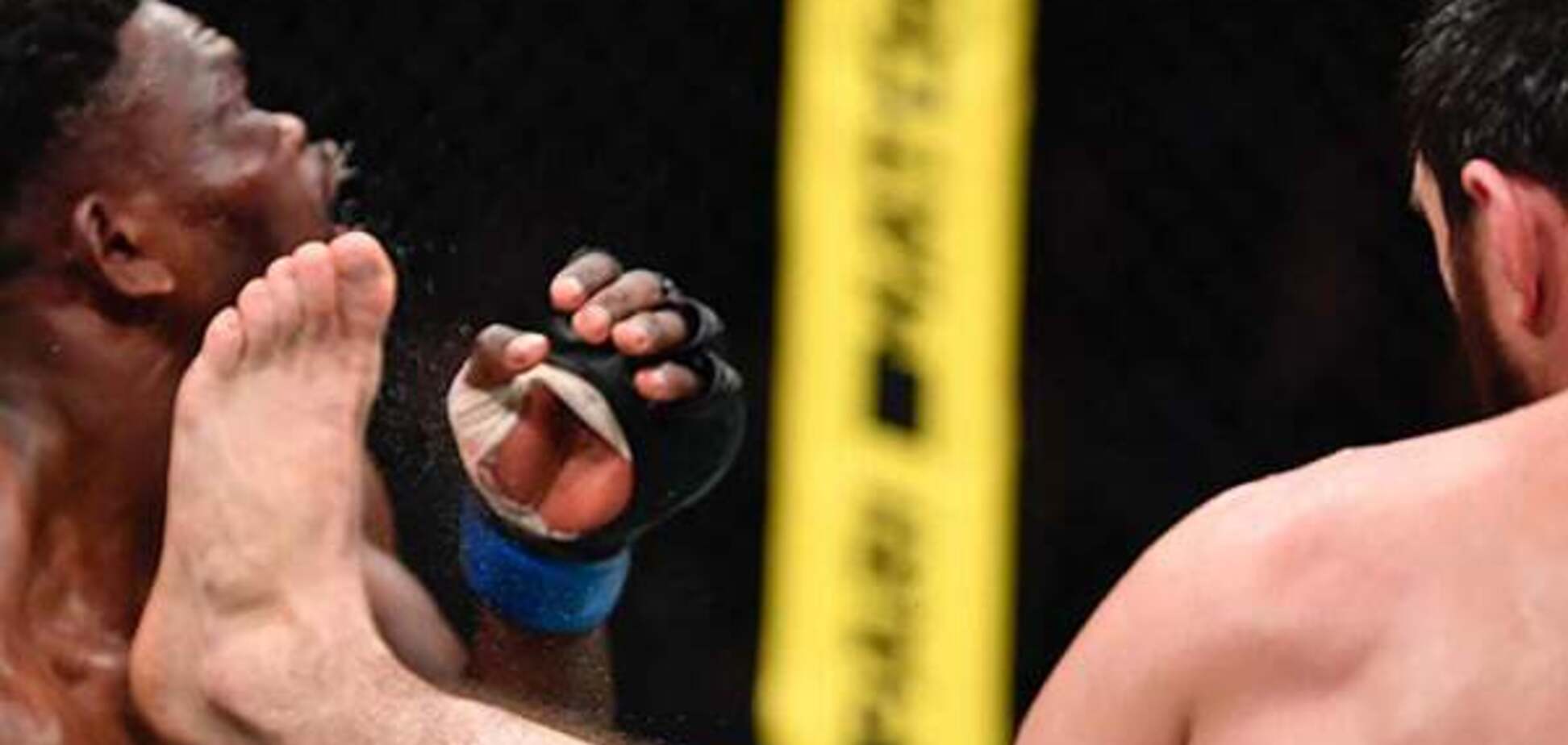 Российский боец UFC жутким нокаутом 'свернул шею' сопернику