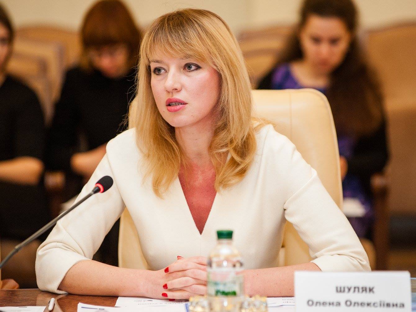 Нардеп от 'Слуги народа' засветила яркую обувь в Раде: сеть в восторге