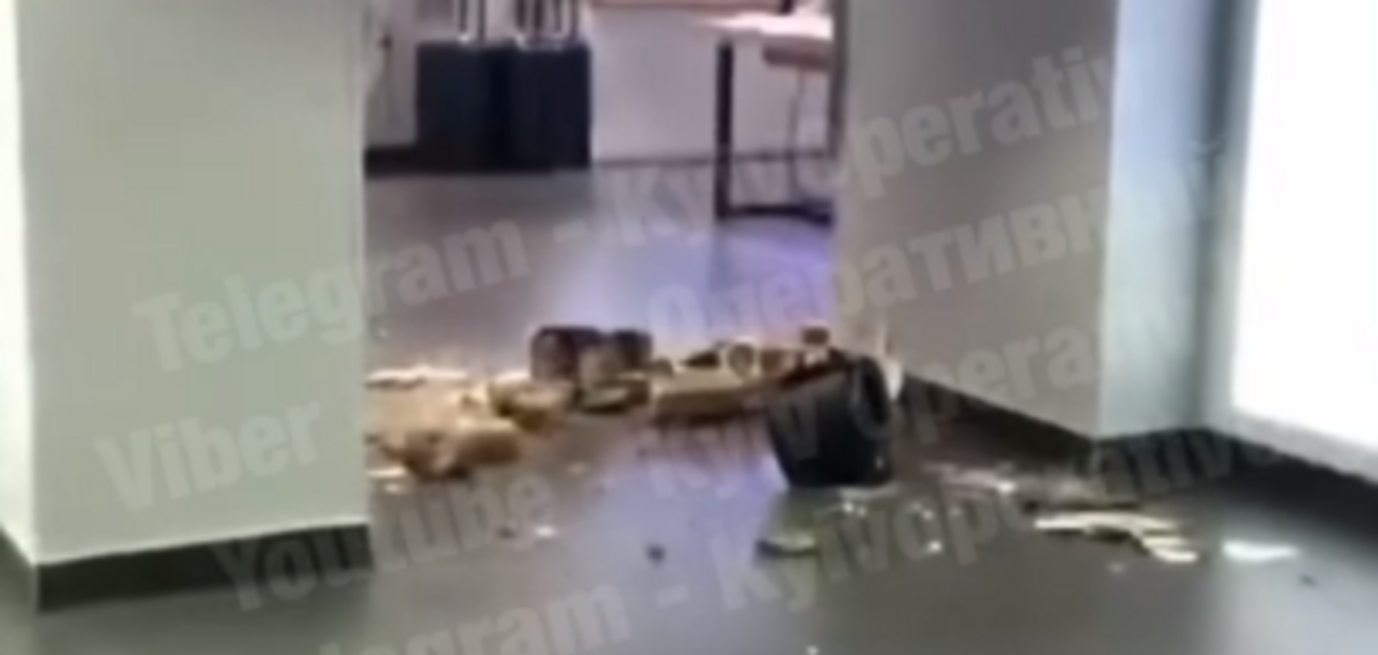 У Києві у відомому ТЦ обвалилася стеля