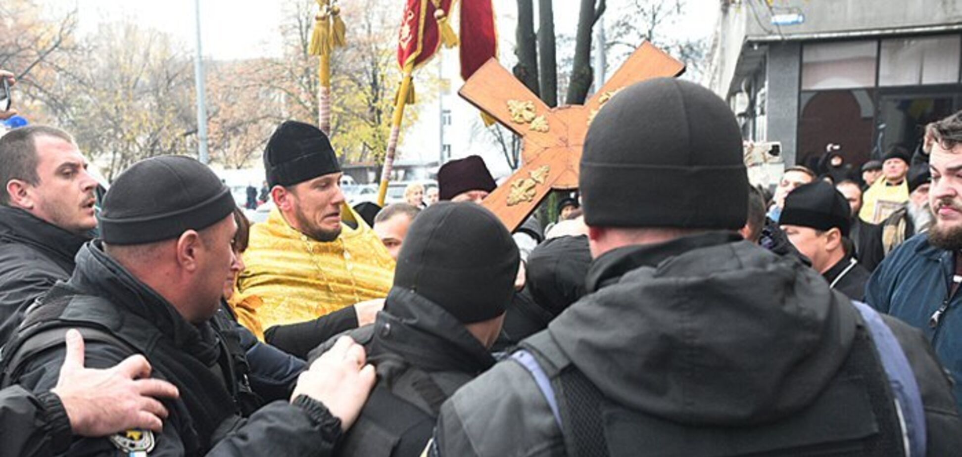 Сторонники Филарета ворвались в киевский суд, от них забаррикадировались стульями