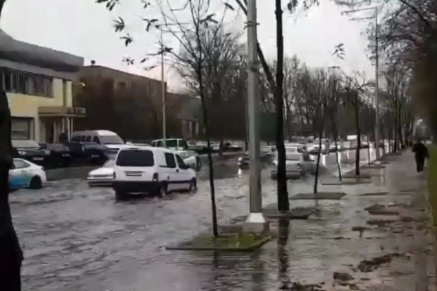 "Доплыли на работу?" В Киеве из-за дождя улицы "превратились в реки"