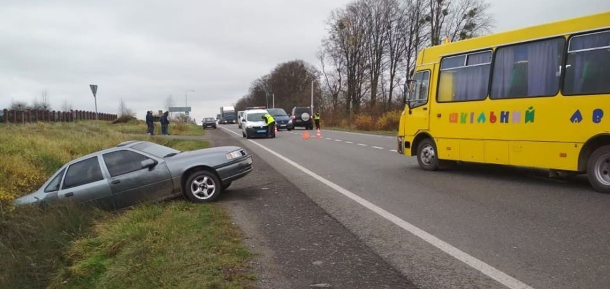 Под Львовом произошло жесткое ДТП со школьным автобусом. Фото