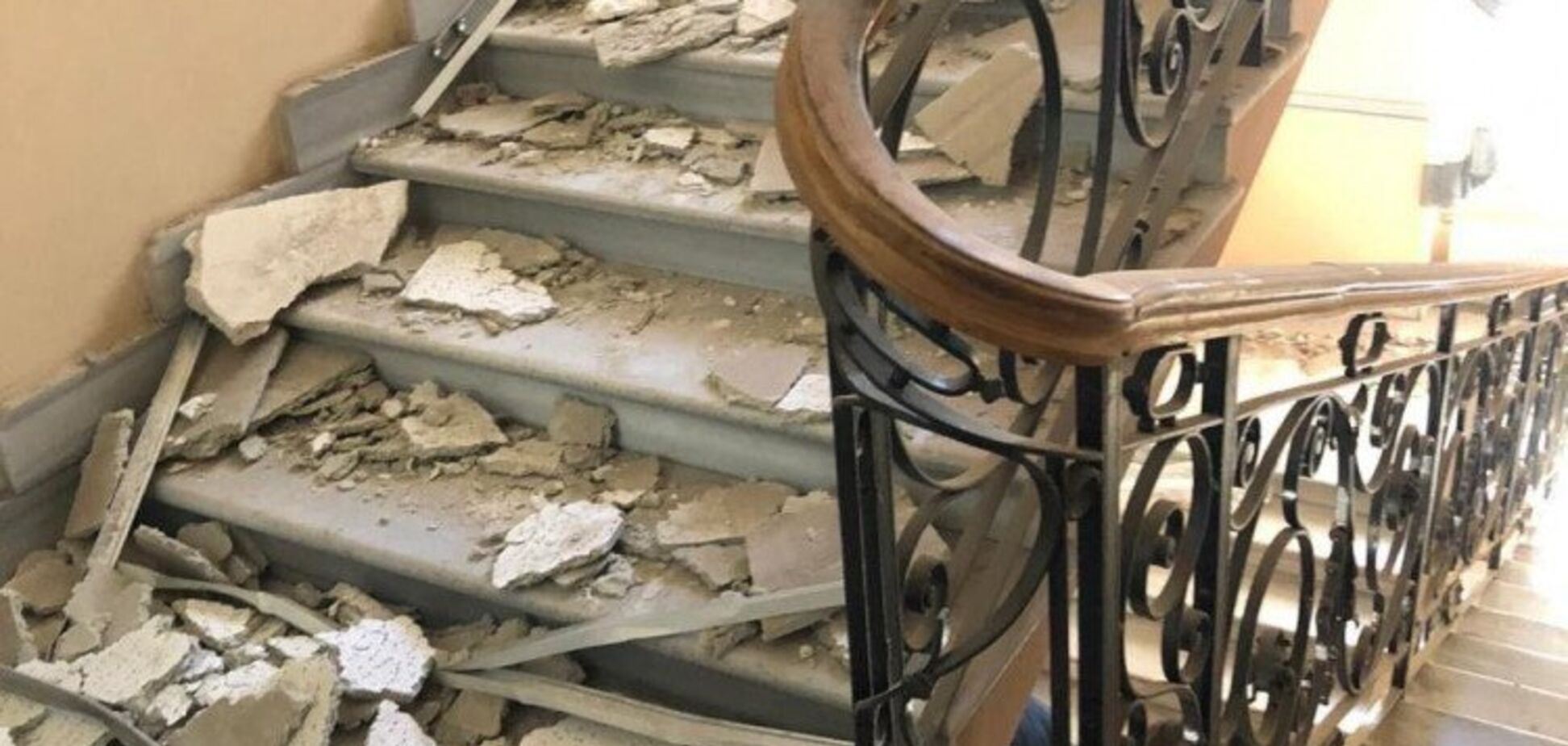 Внутри были люди: в Одессе в здании полиции обрушился потолок. Фото