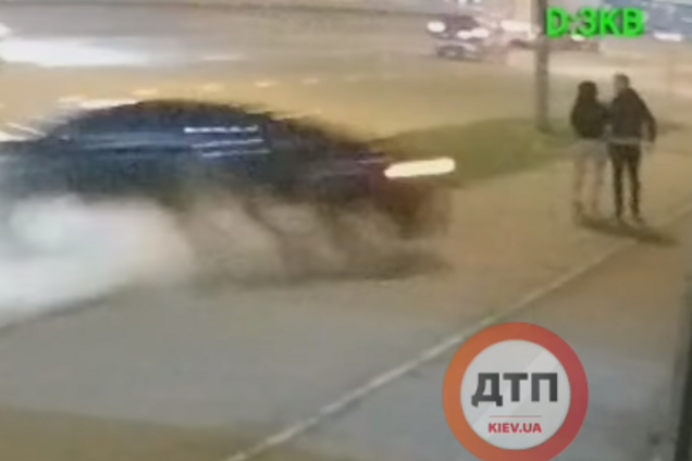 У Києві Lexus розчавив пішоходів: момент аварії потрапив на відео. 18+