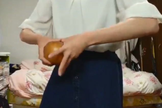 Трюк японки с яблоком вызвал ажиотаж в сети. Видео