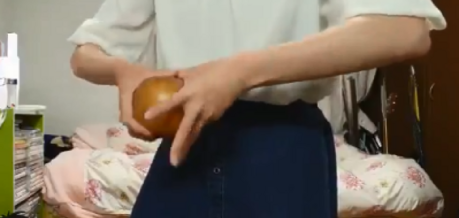 Трюк японки з яблуком викликав ажіотаж у мережі. Відео