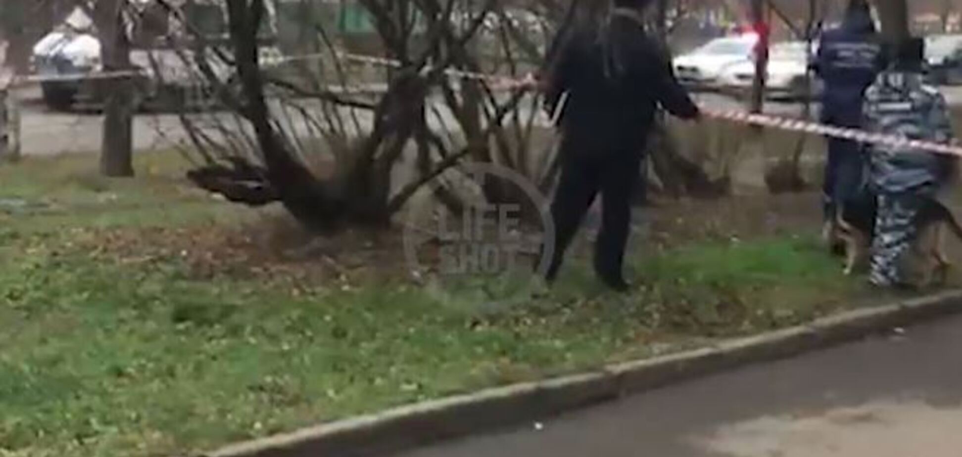 В России мать с двумя маленькими детьми выбросилась из окна. Видео с места ЧП