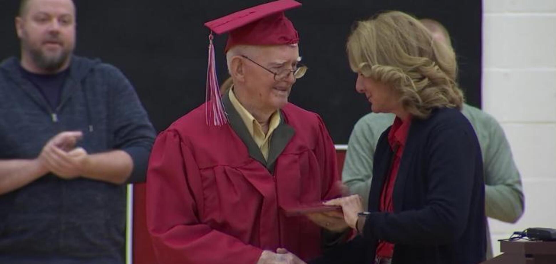 Американец получил школьный аттестат в 95 лет
