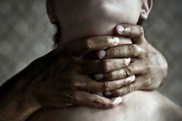 Подбросил на порог: в Черкасской области мужчина задушил знакомую