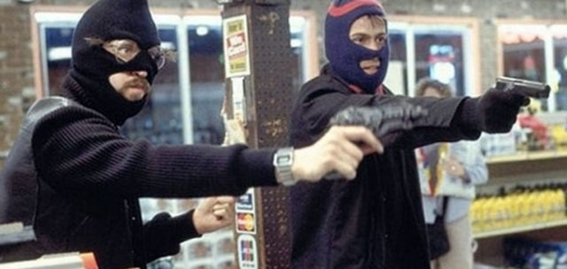 Ударили по голове и унесли деньги: в Днепре произошло дерзкое ограбление на АЗС