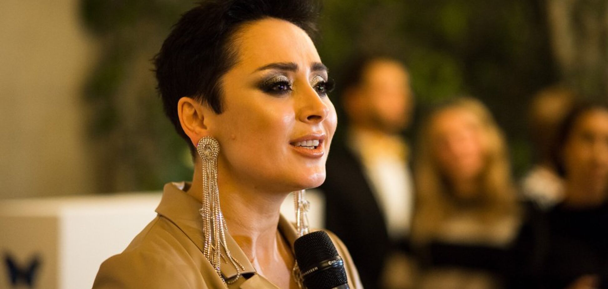 Знаменитий письменник представила в Києві новий роман: фото зоряної вечірки