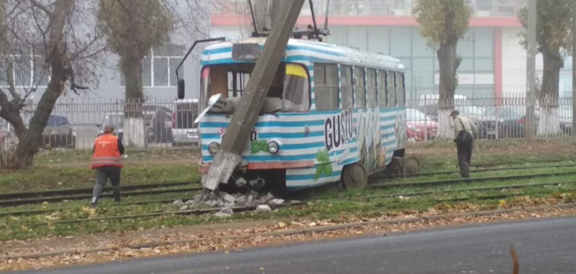 В Одессе трамвай с пассажирами врезался в столб. Фото