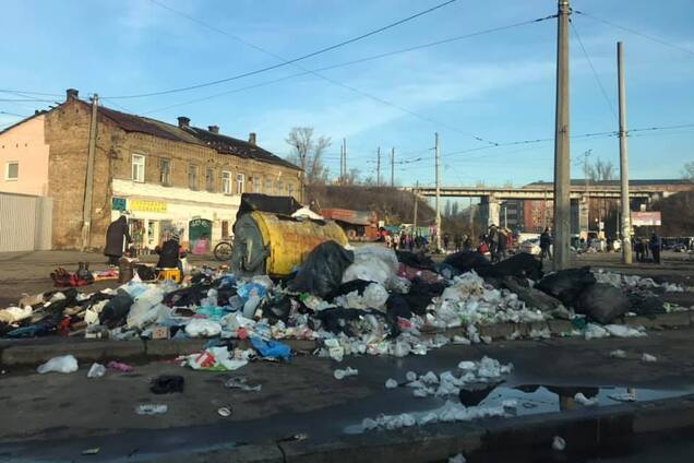"Складывают прямо на площади!" В Киеве разгорелся скандал из-за известной барахолки