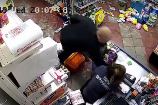 'Угрожает убить': на Буковине мужчина избил 6 женщин в магазине