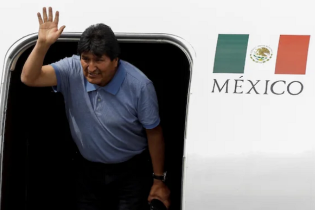 "Врятували мені життя": експрезидент Болівії втік до Мексики. Перші кадри