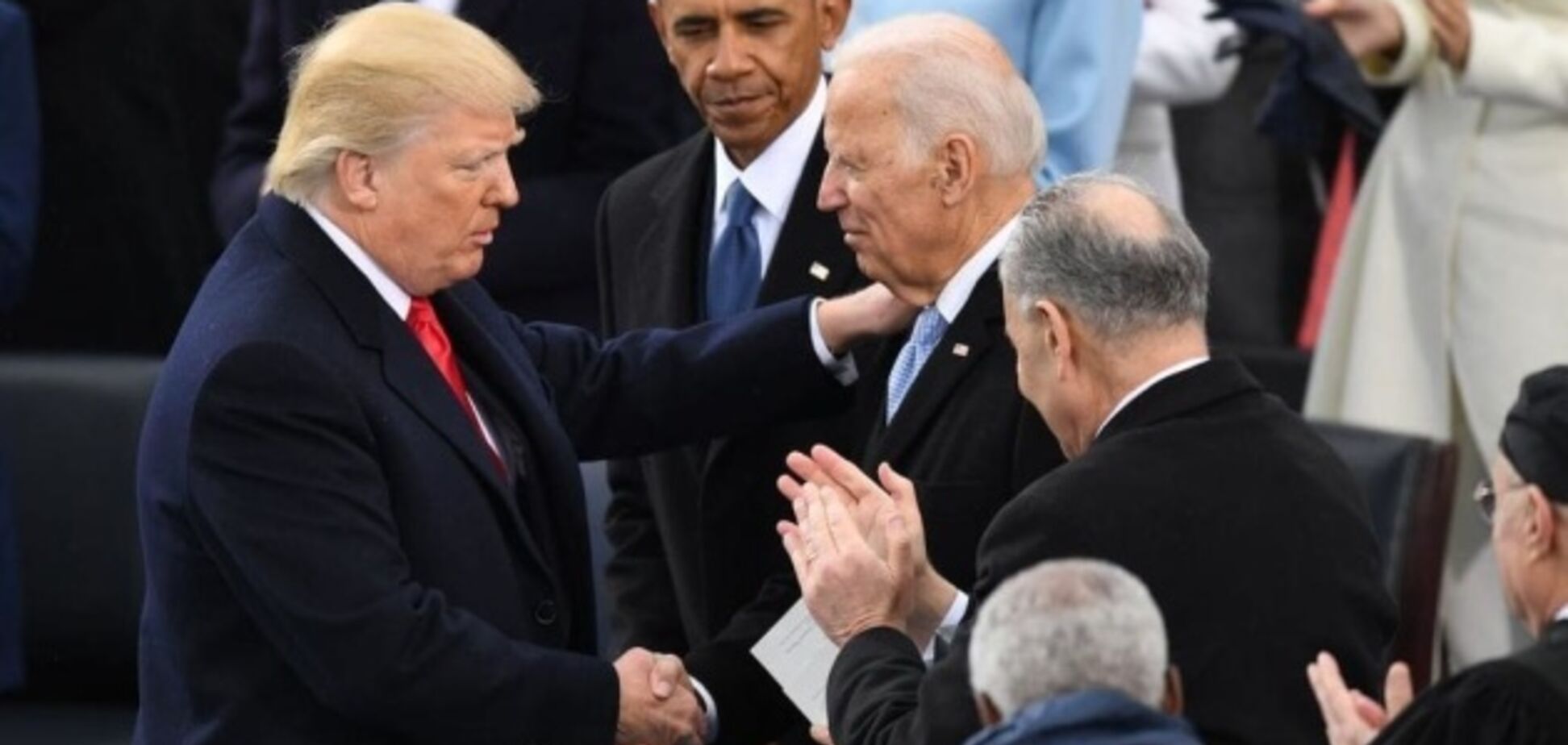 Трамп шантажировал Украину военной помощью: выяснились скандальные факты