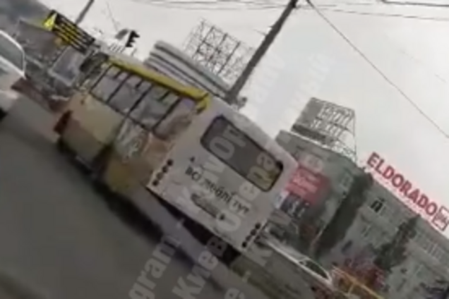 "Головне, що їде!" У Києві напіврозвалену маршрутку зняли на відео