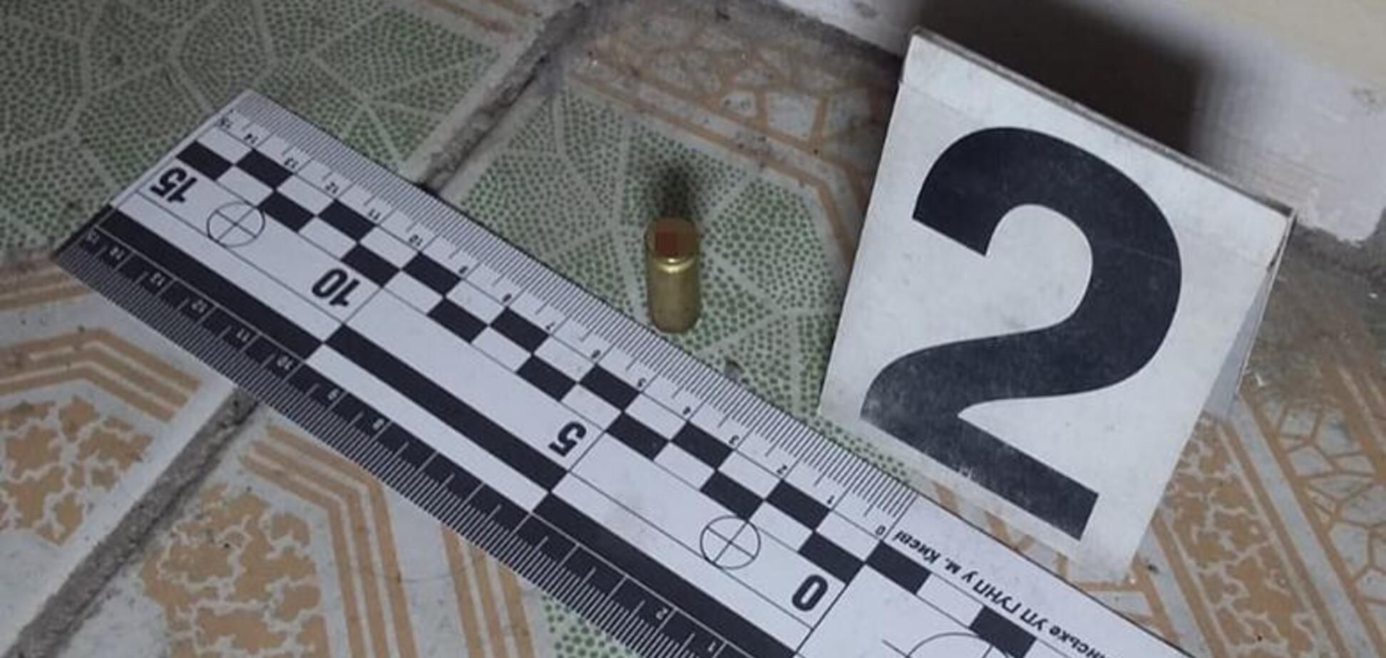 В Киеве мужчина открыл стрельбу по сотрудникам банка