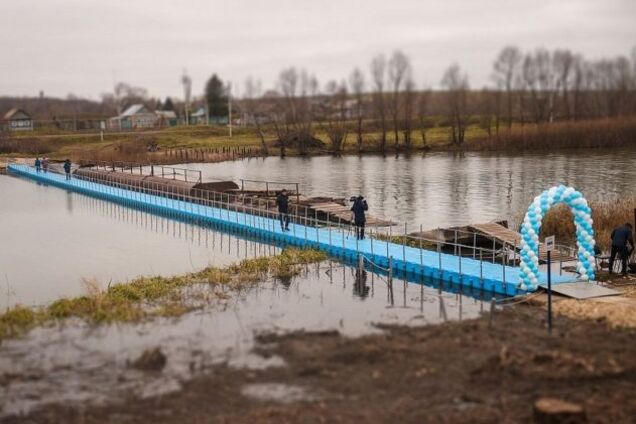 В России построили 'игрушечный' мост через реку: люди в ярости. Фото