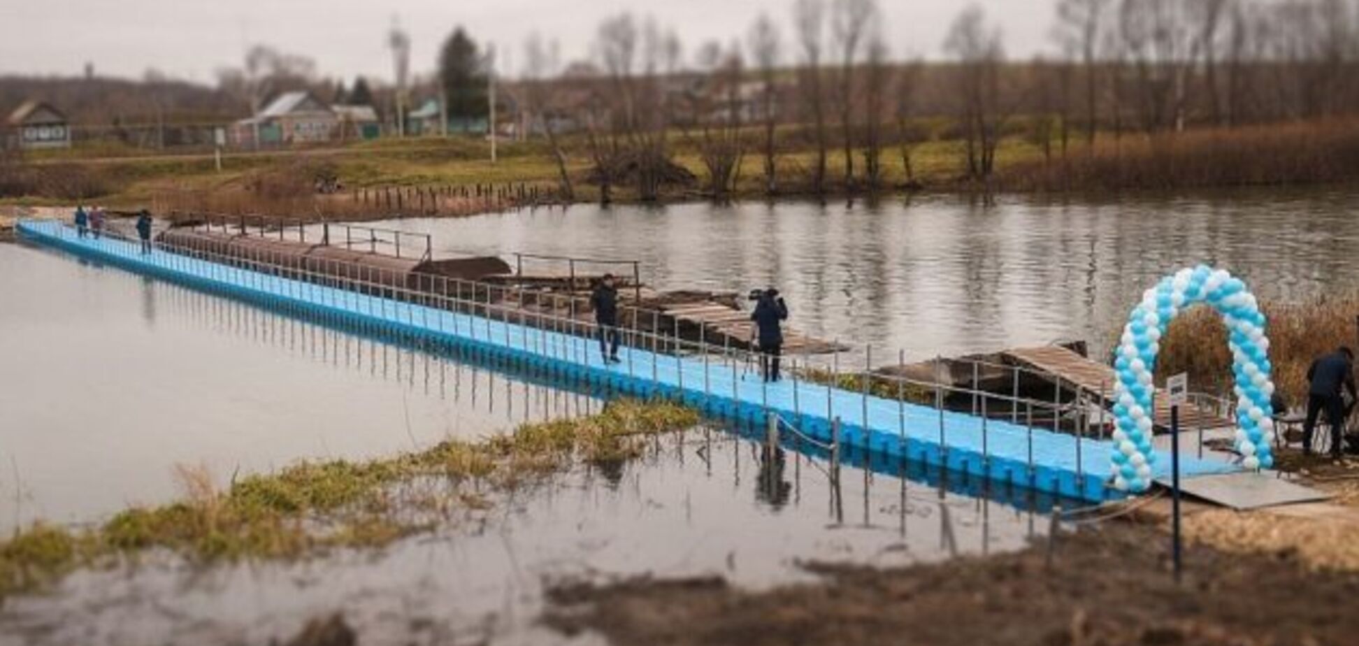В России построили 'игрушечный' мост через реку: люди в ярости. Фото
