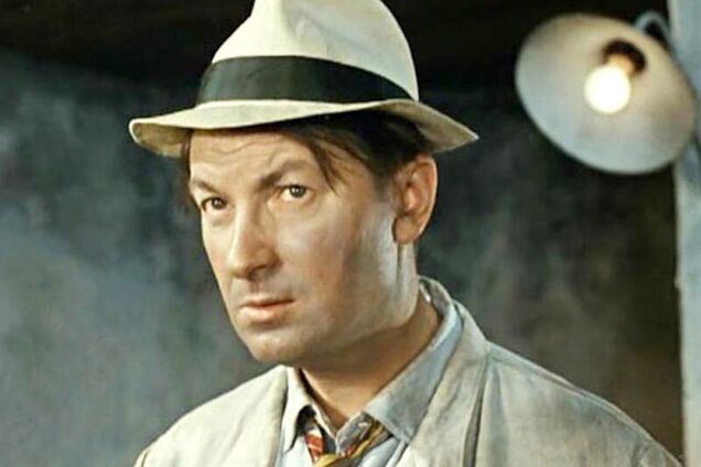 Превращается в свалку: появилось фото заброшенной могилы легенды кино из СССР