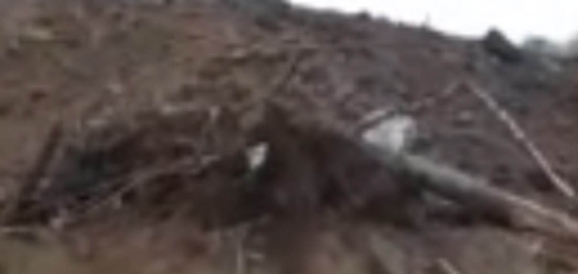 З вінками й хрестами: у Росії дітям зробили гірку із землі з кладовища