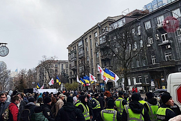 Відбулася штовханина: у Києві поліція зі скандалом зачистила намет із мітингувальниками. Фото і відео