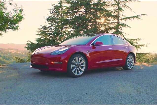 Tesla бросила вызов спортивному Ford Mustang: драматическая схватка попала на видео