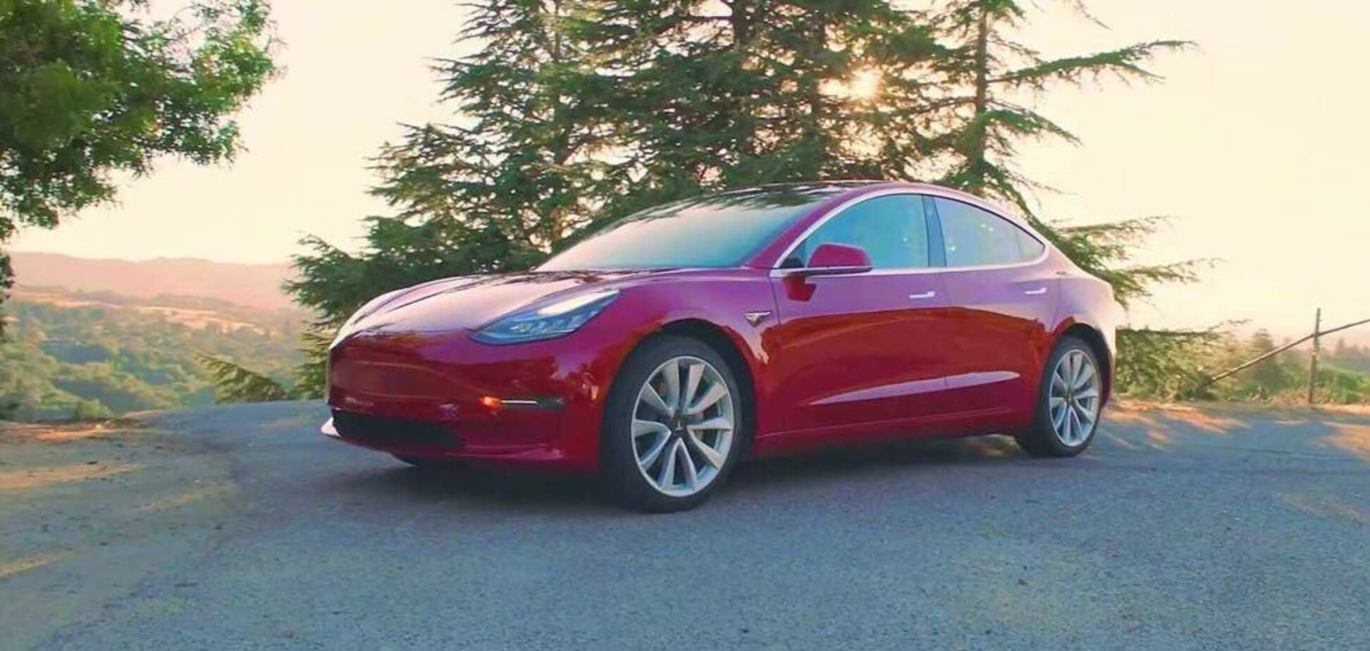 Tesla бросила вызов спортивному Ford Mustang: драматическая схватка попала на видео