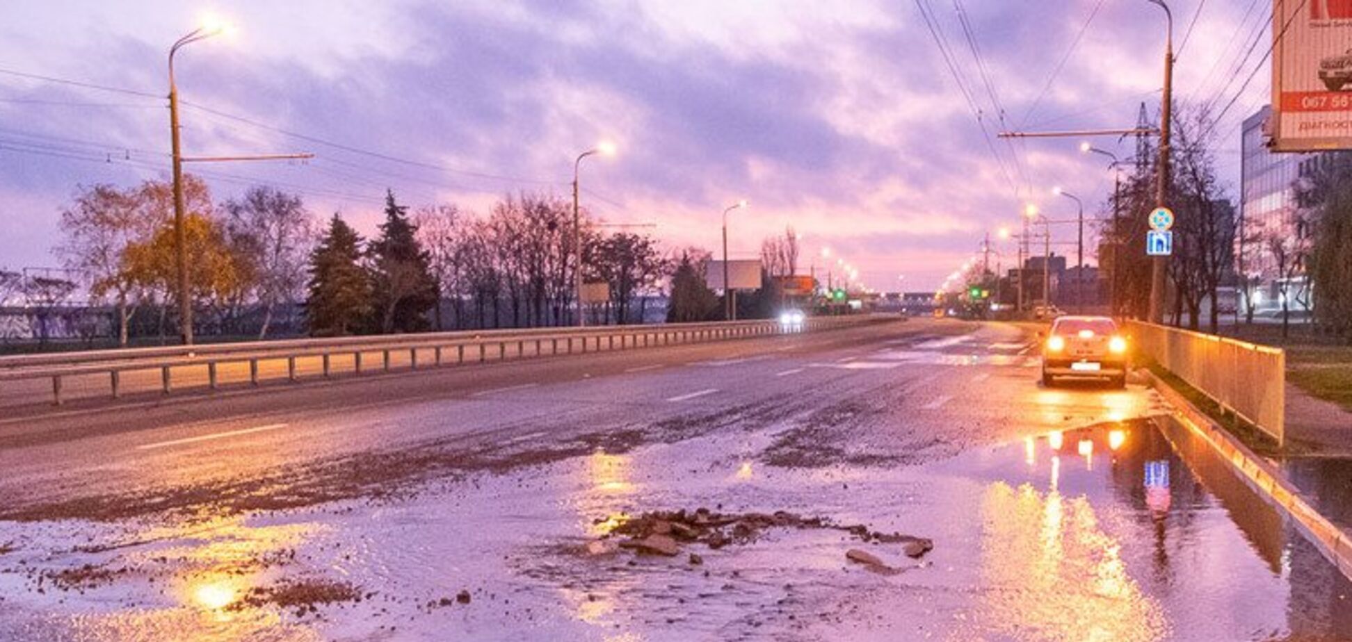 Вода пробила асфальт: в Дніпрі затопило зупинку на набережній
