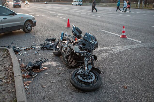 В Днепре столкнулись легковушка и мотоцикл: есть пострадавший