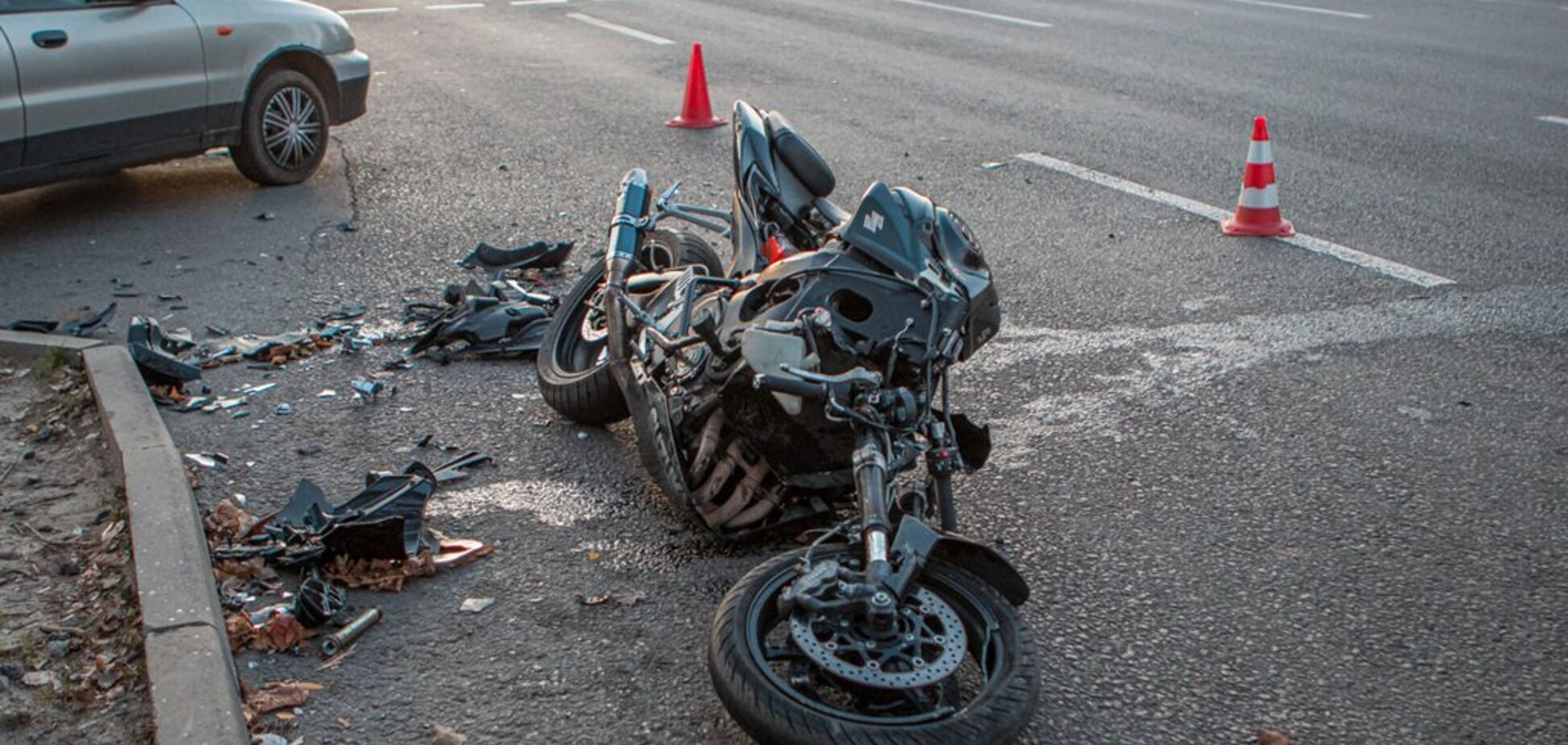 В Днепре столкнулись легковушка и мотоцикл: есть пострадавший
