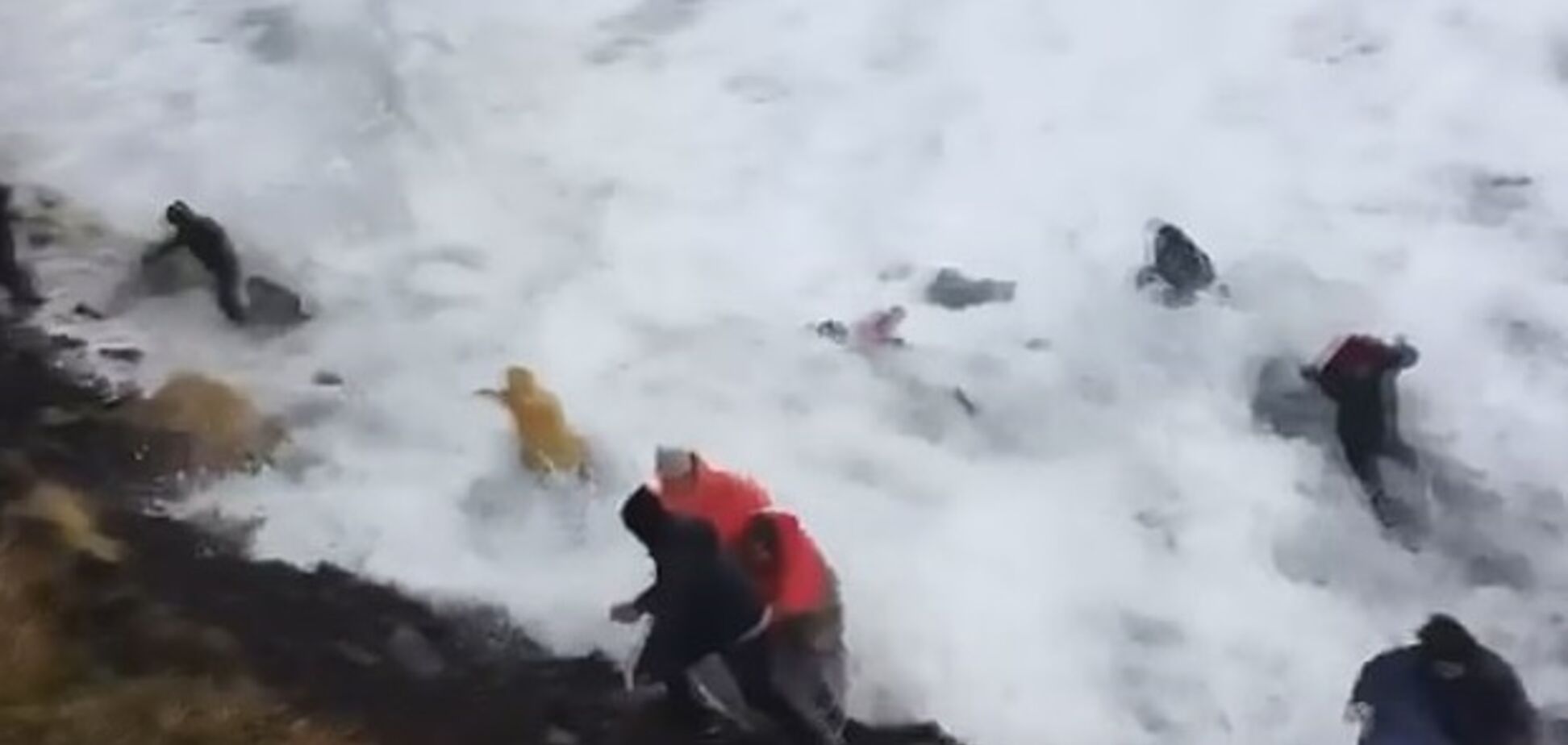 Розбігалися й кричали: в Ісландії гігантська хвиля накрила туристів. Відео