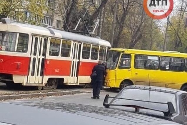 В Киеве маршрутка влетела в трамвай