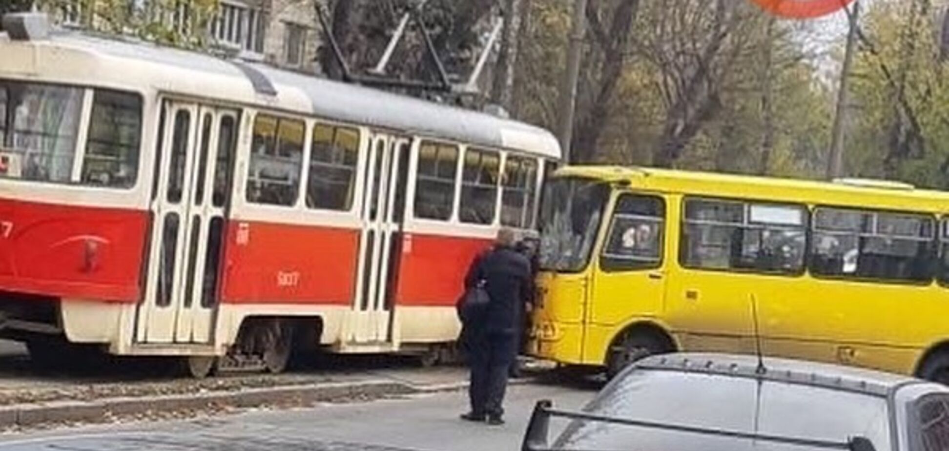 У Києві маршрутка влетіла у трамвай
