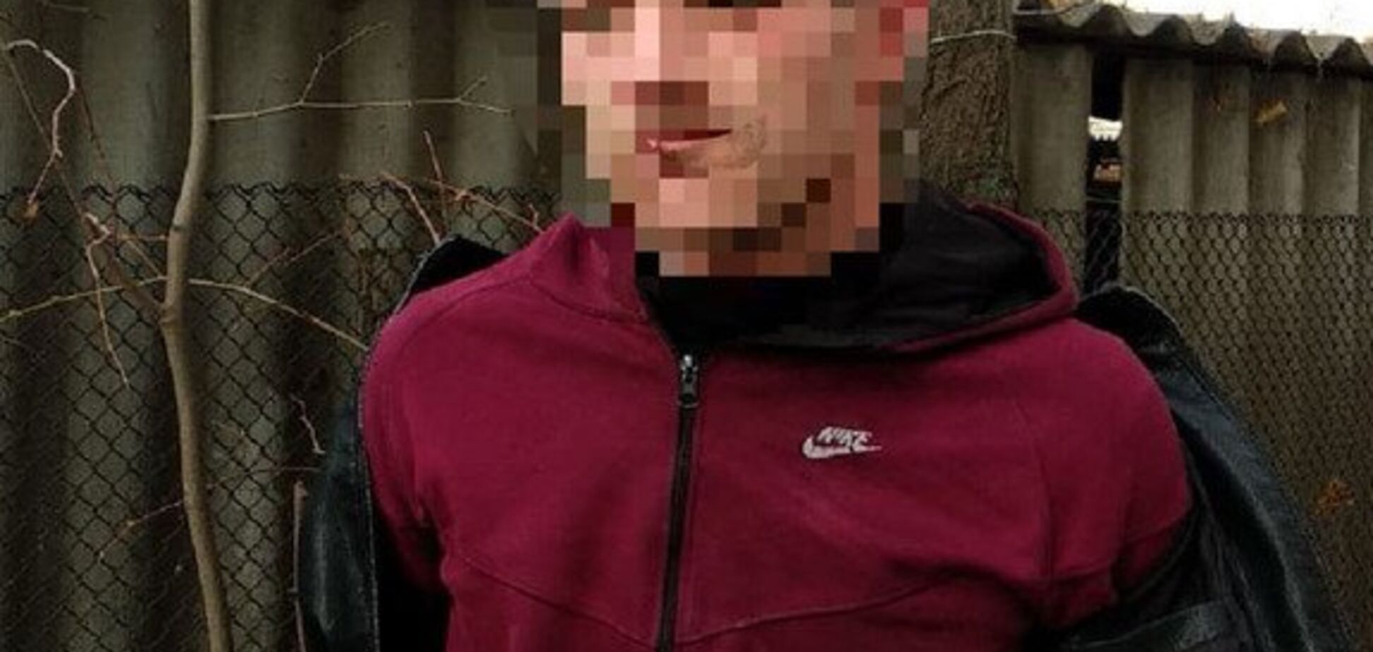 Голосно кричав і лаявся: в Одесі спіймали неадеквата з сокирою. Відео