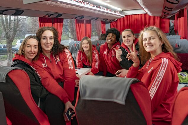 Президент СК 'Прометей' Владимир Дубинский подарил волейболисткам современный автобус