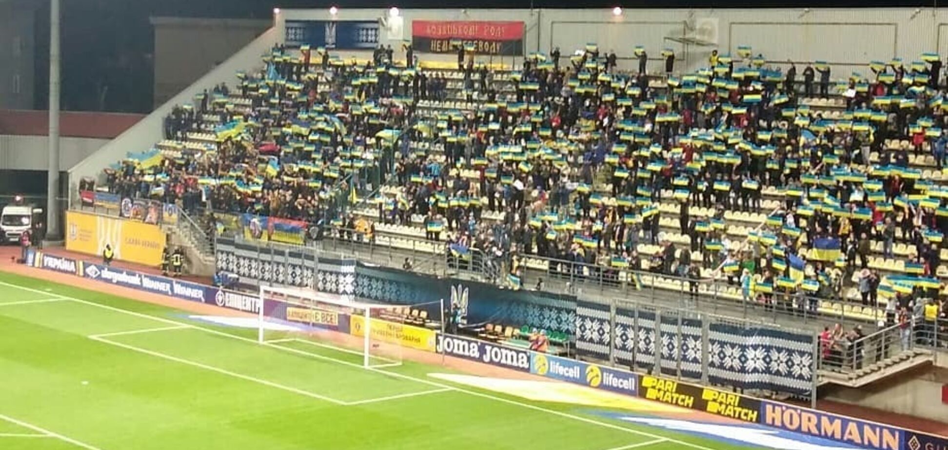 'Путин - х**ло': украинские фанаты передали привет России на матче с Эстонией