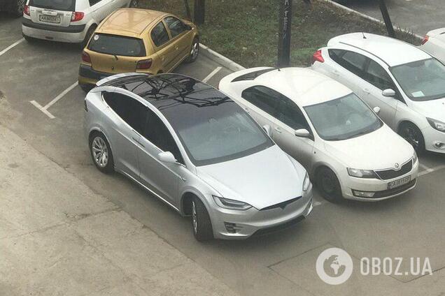 В Киеве заметили топовый электрокар Tesla Model X: фото