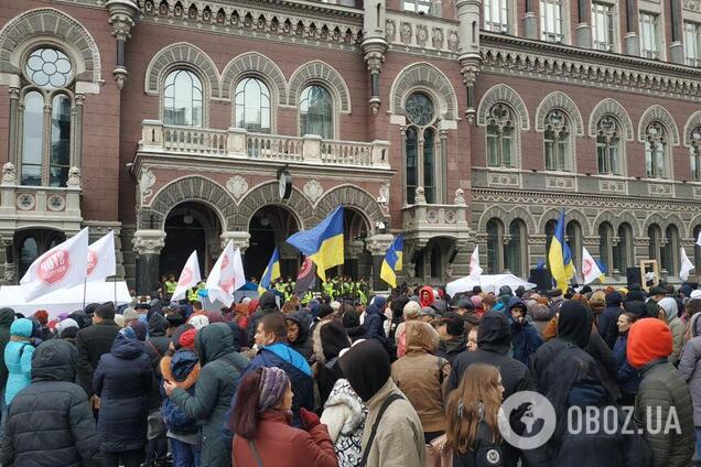 Постановочный митинг под НБУ