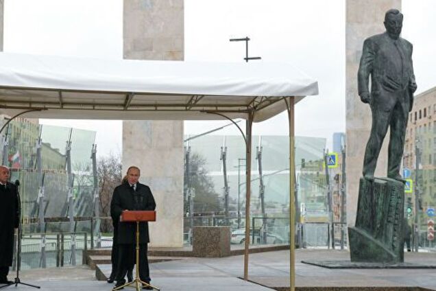 В Москве открыли памятник Путину