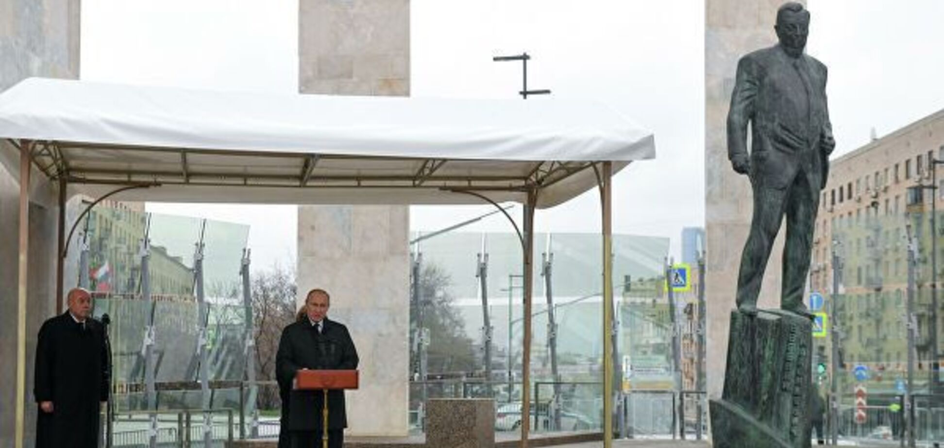 В Москве открыли памятник Путину