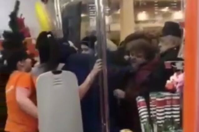 'Толпа зомбарей': в Росси чуть не растерзали продавцов магазина из-за скидок. Видеофакт