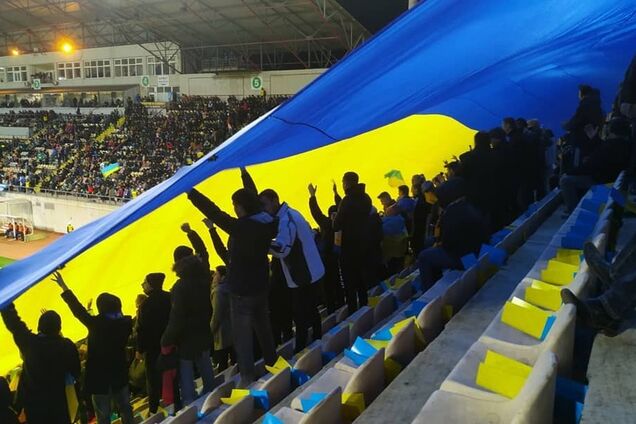 Стадион в Запорожье фантастически исполнил гимн Украины перед матчем сборной