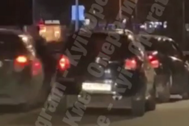 В Киеве конфликт между водителями закончился жутким ДТП. Видео 18+